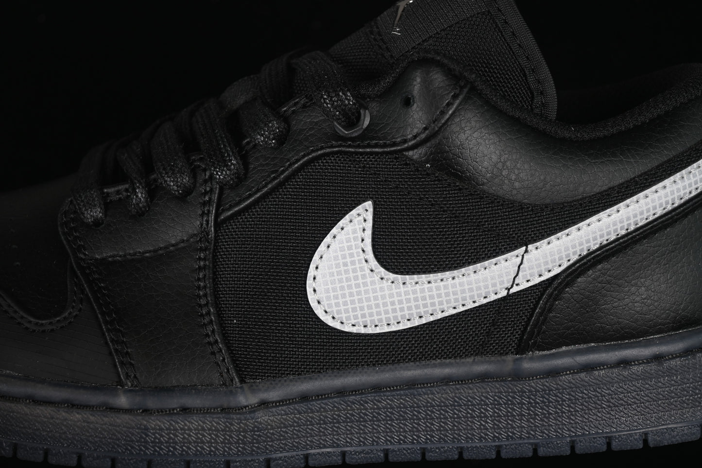 Black White Dark ‘Gum’