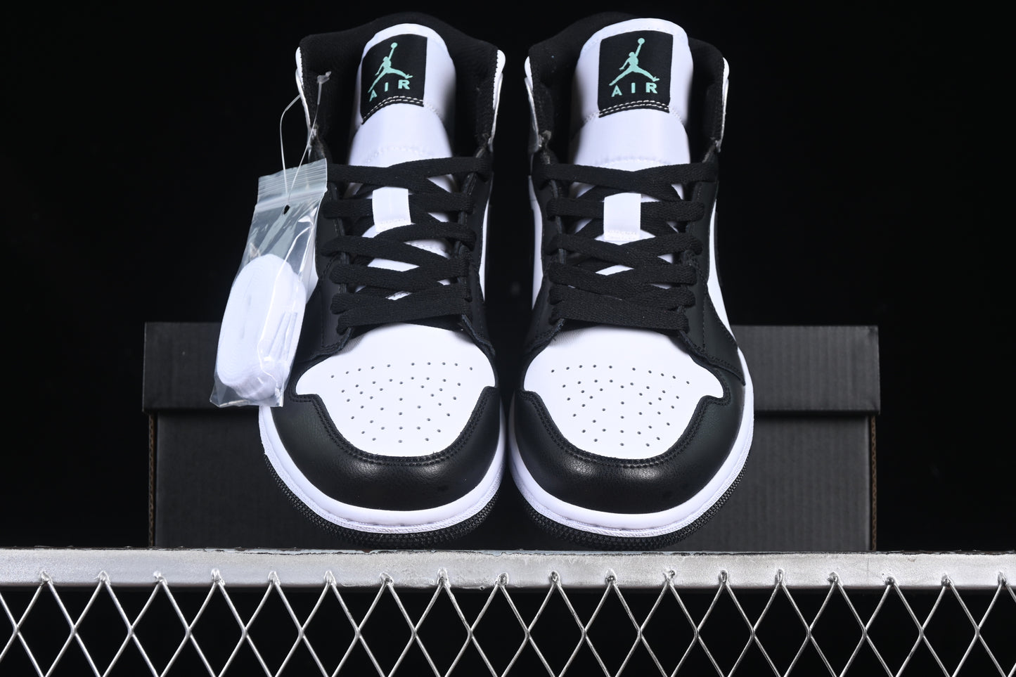 AJ1 Mid