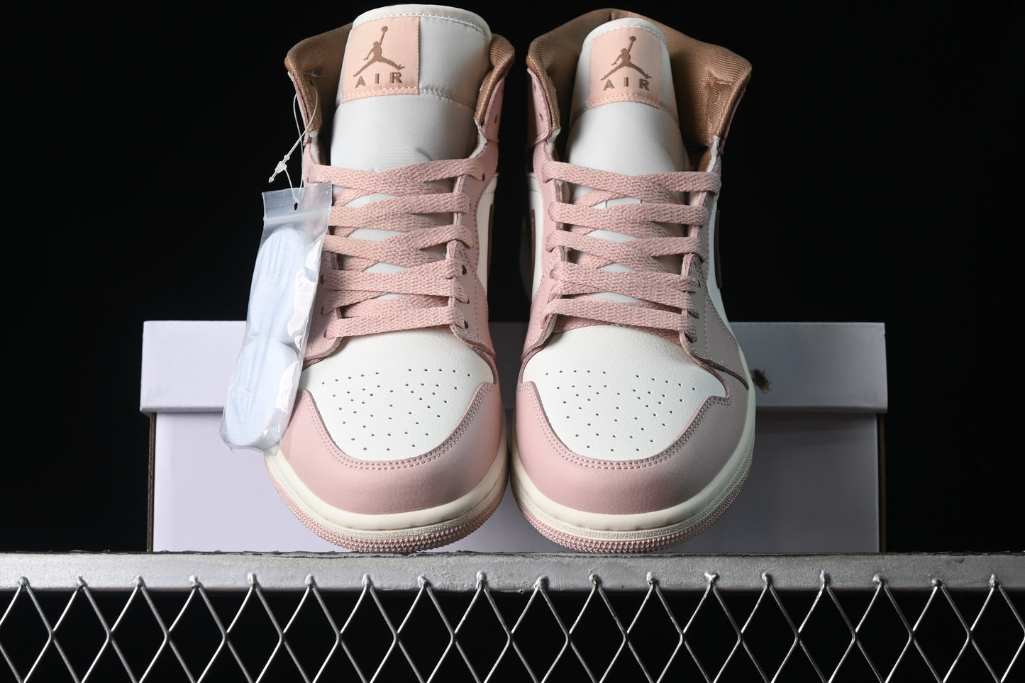 AJ1 Mid