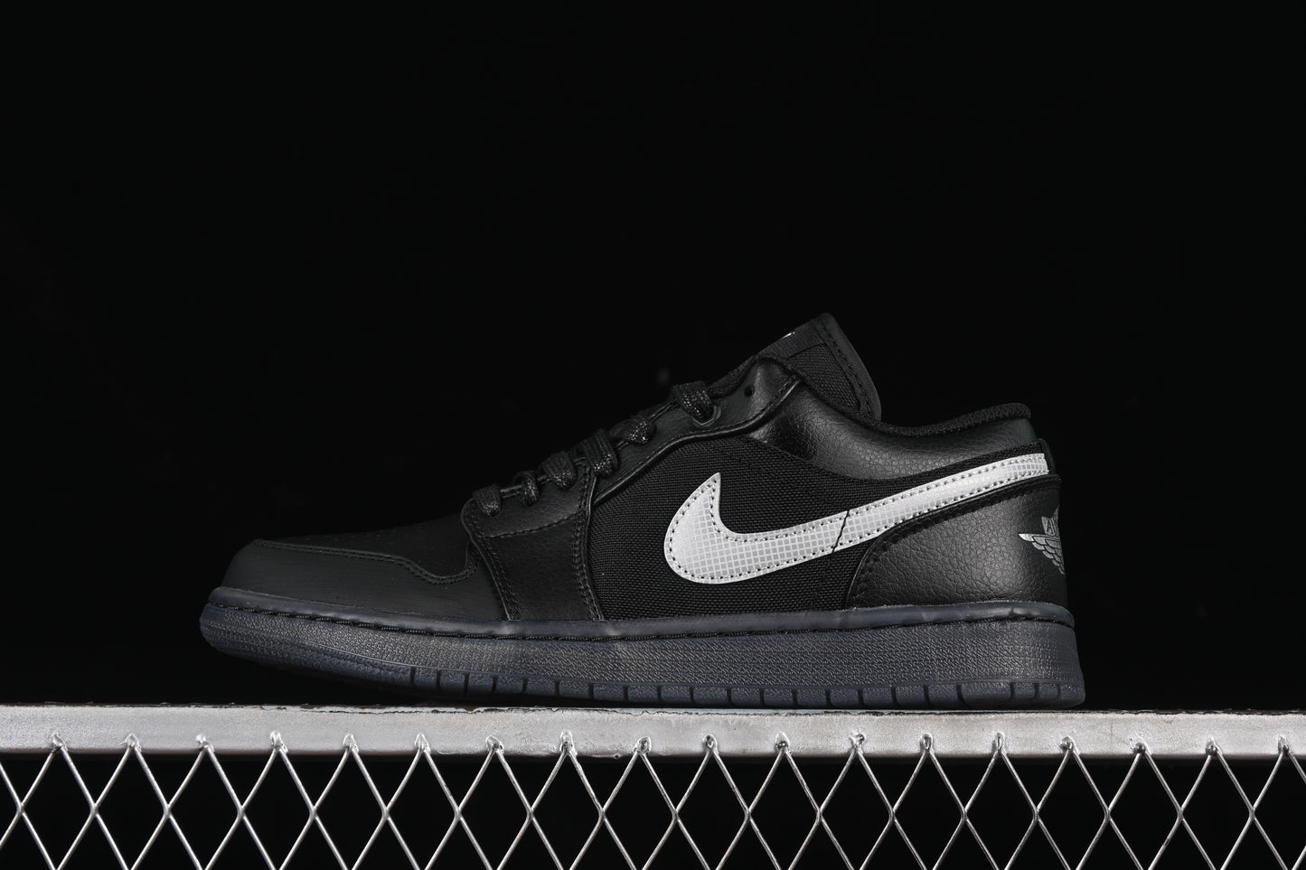 Black White Dark ‘Gum’