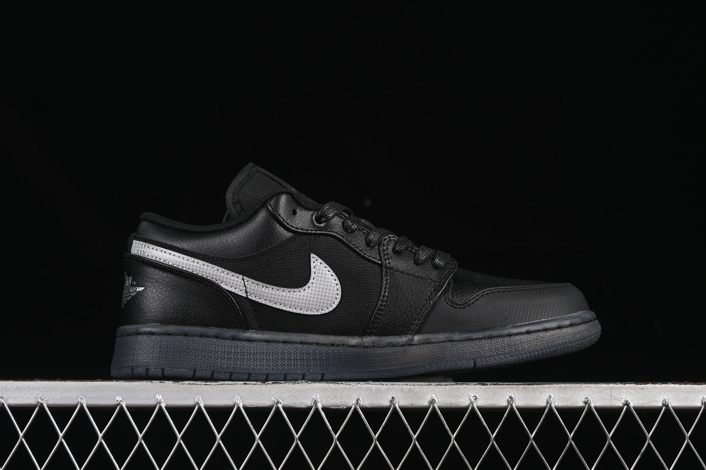 Black White Dark ‘Gum’