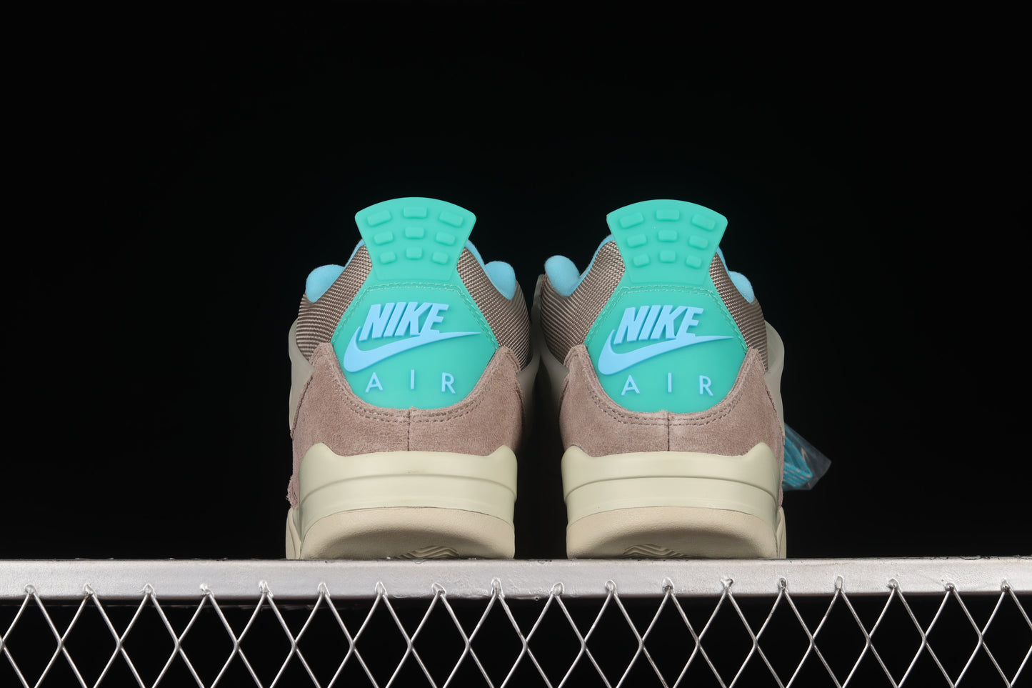 AJ4 Retro