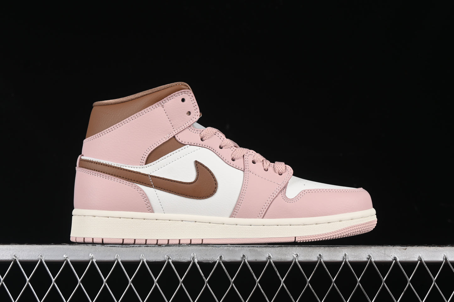 AJ1 Mid
