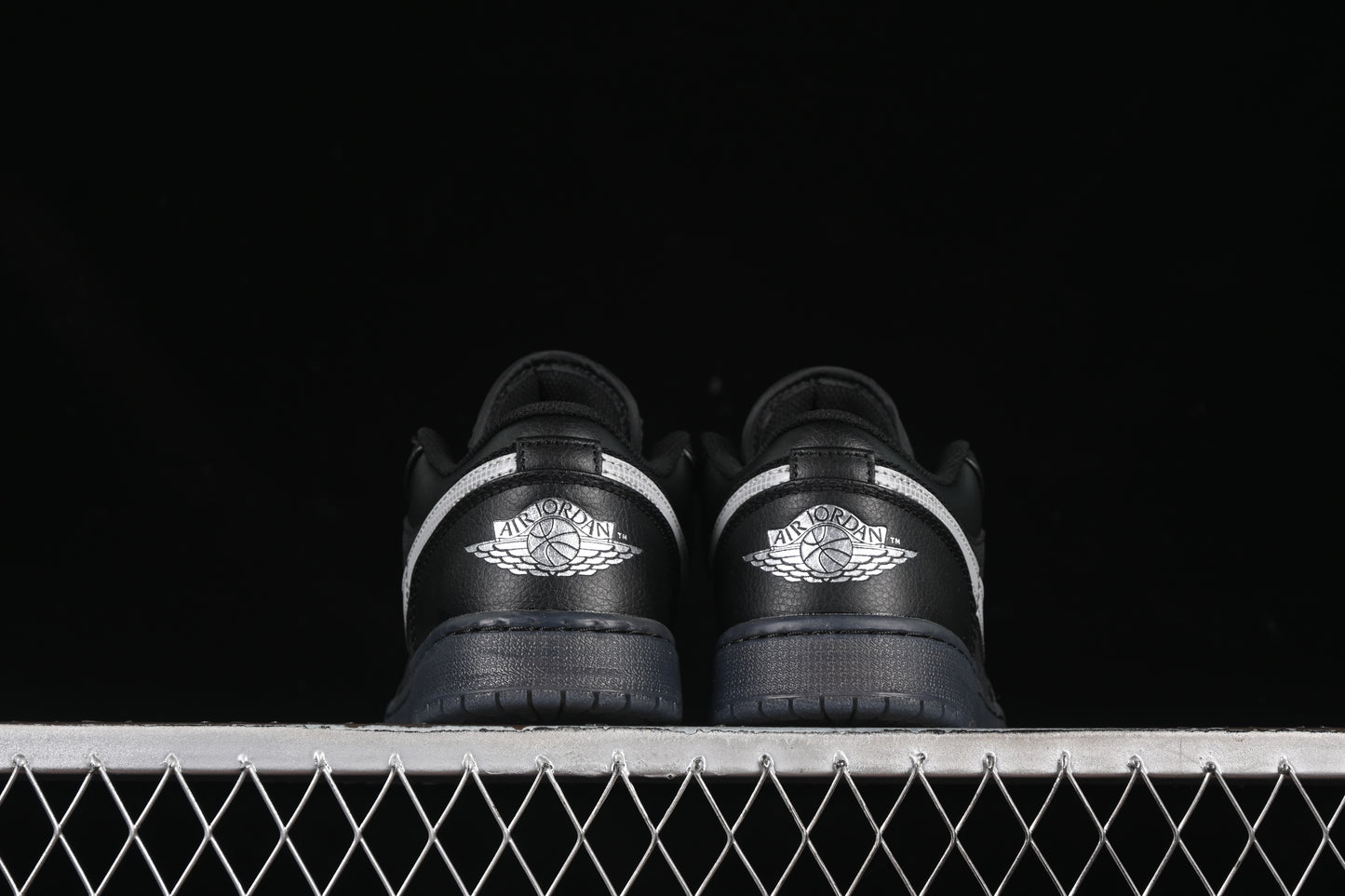 Black White Dark ‘Gum’