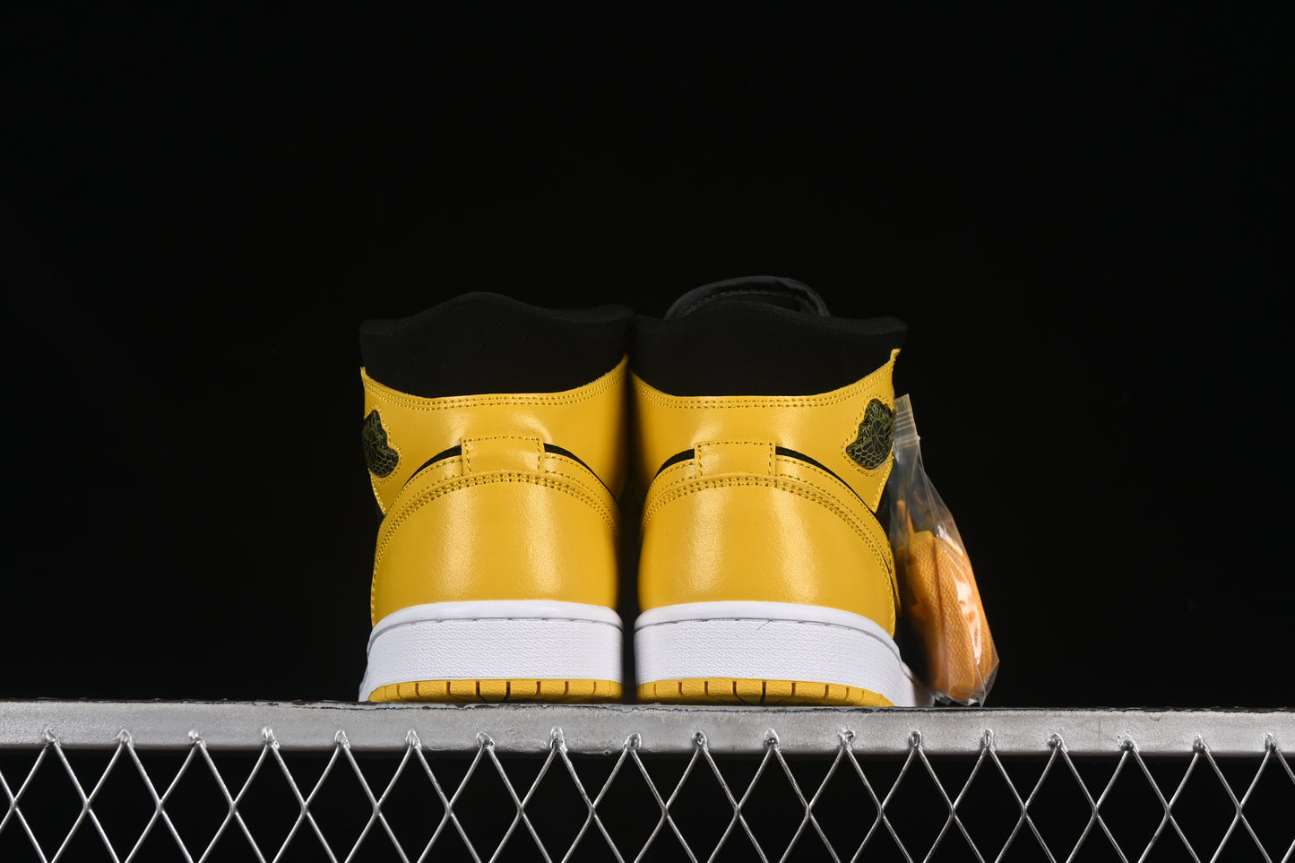 AJ1 Mid