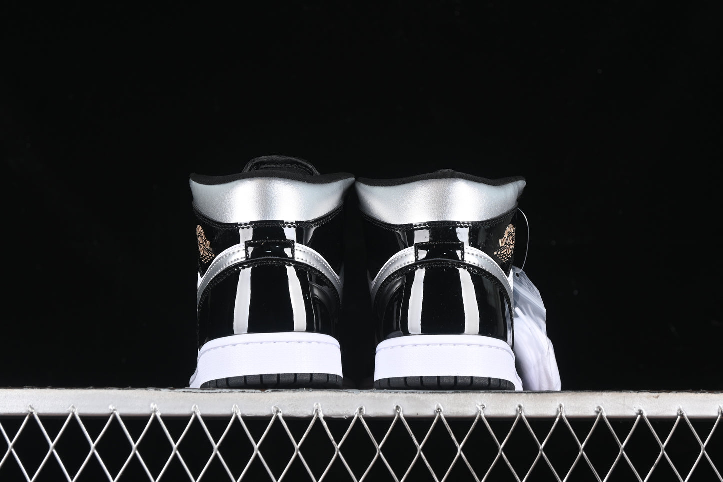 AJ1 Mid