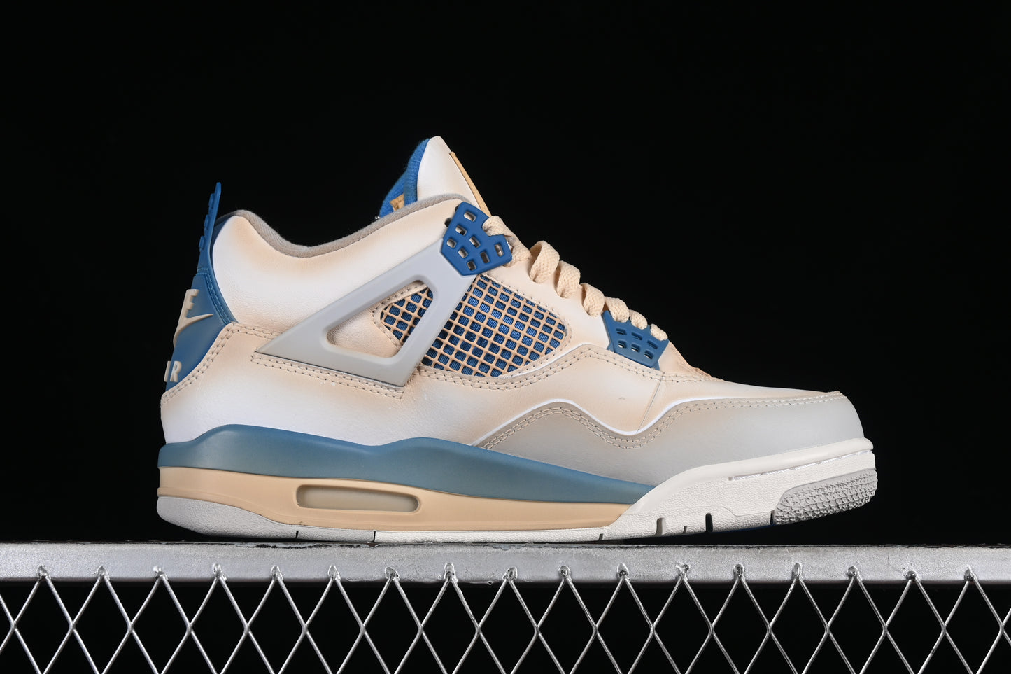 AJ4 Retro
