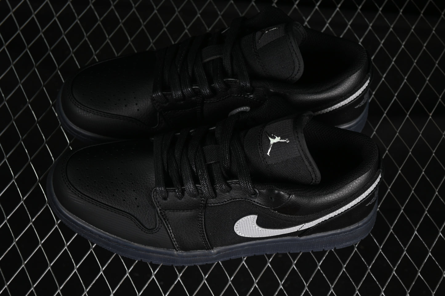 Black White Dark ‘Gum’