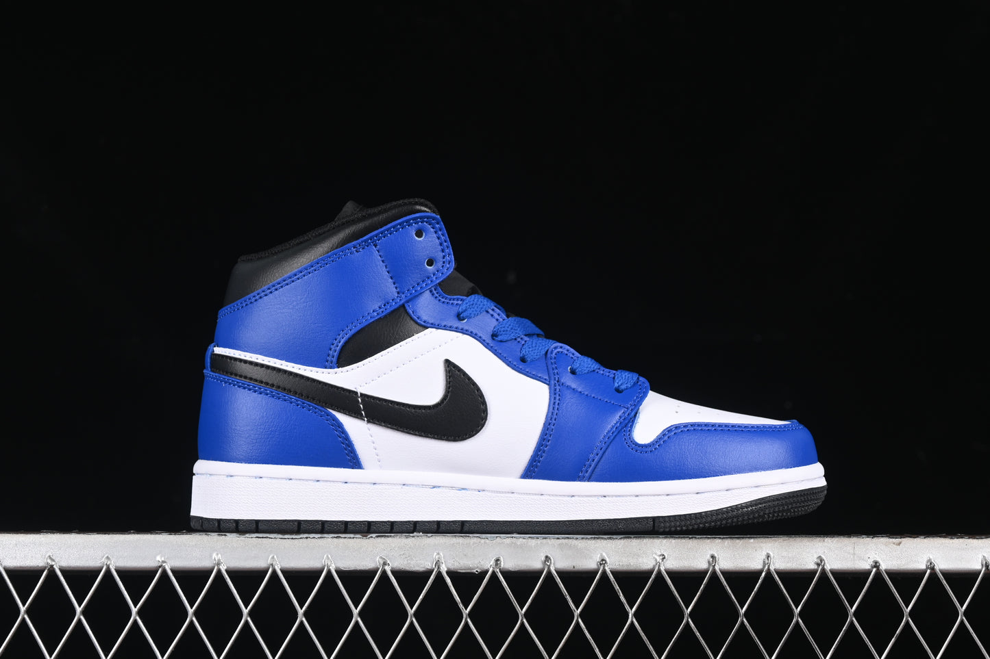 AJ1 Mid