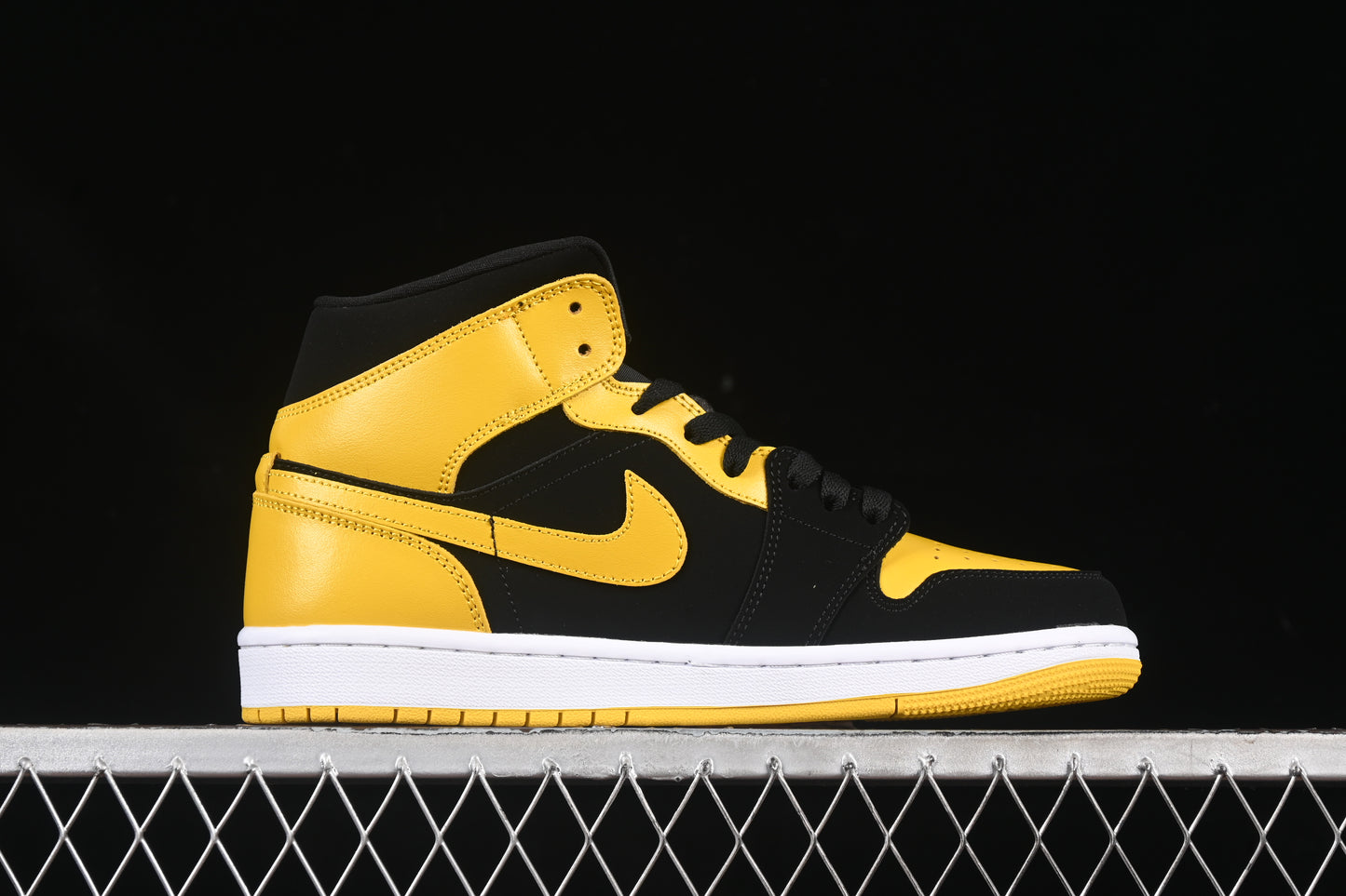 AJ1 Mid