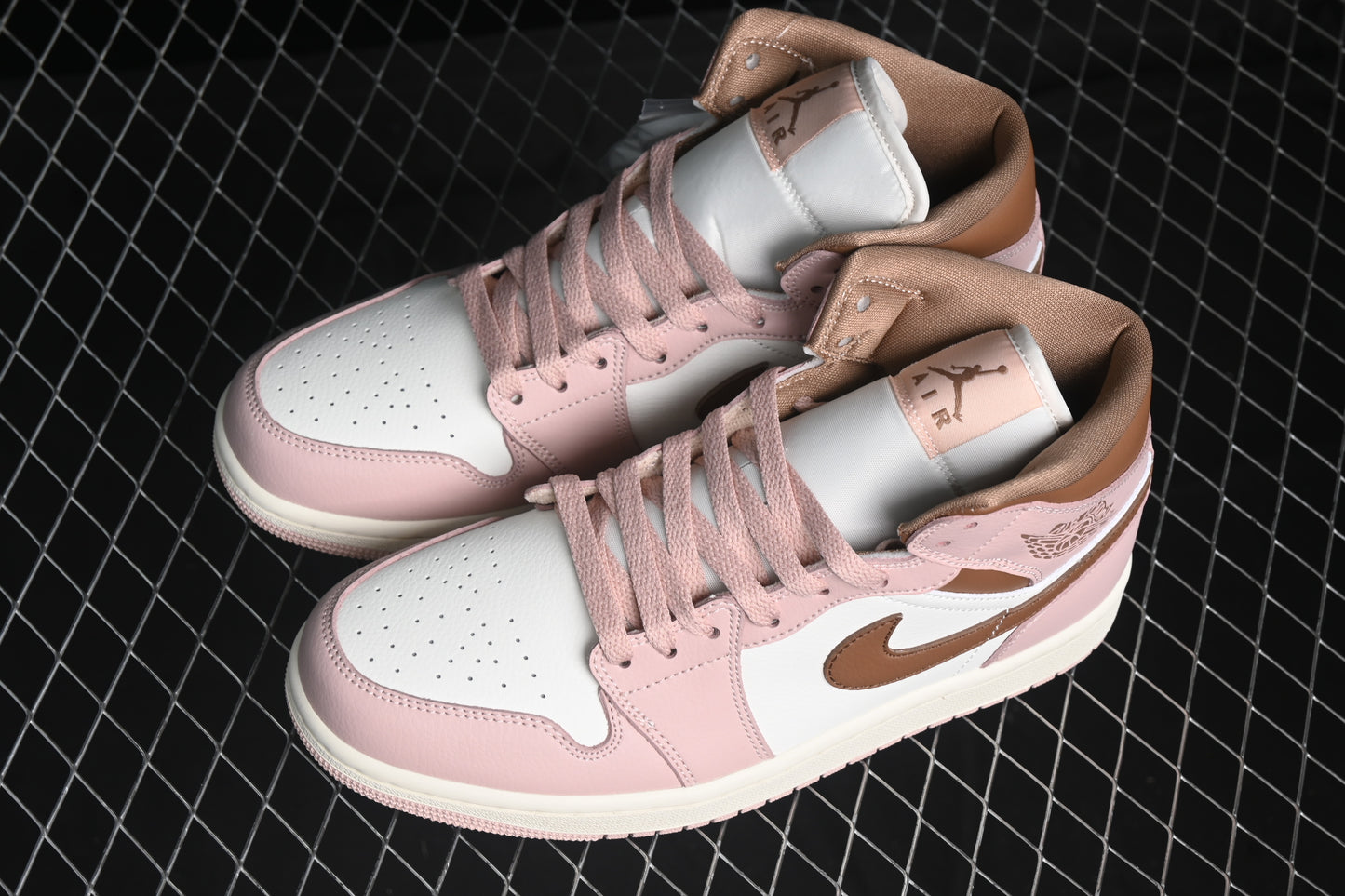 AJ1 Mid
