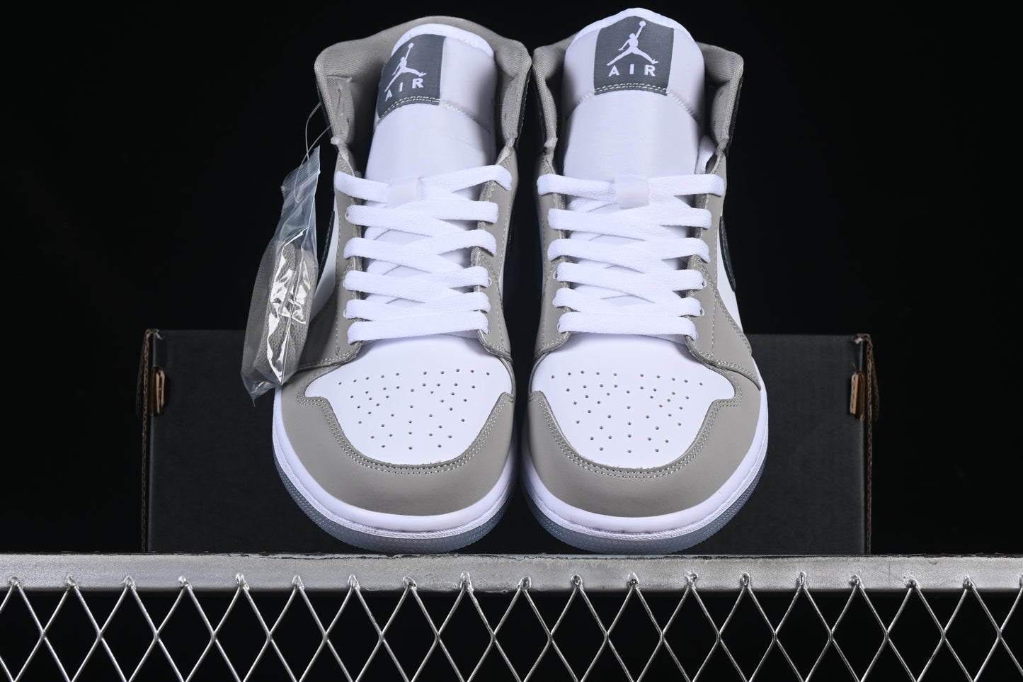 AJ1 Mid